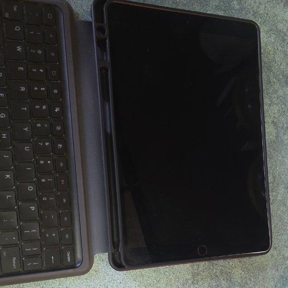 Ipad Pro 10.5 And Black Tablet Keyboard Case - Picture 2 of 3